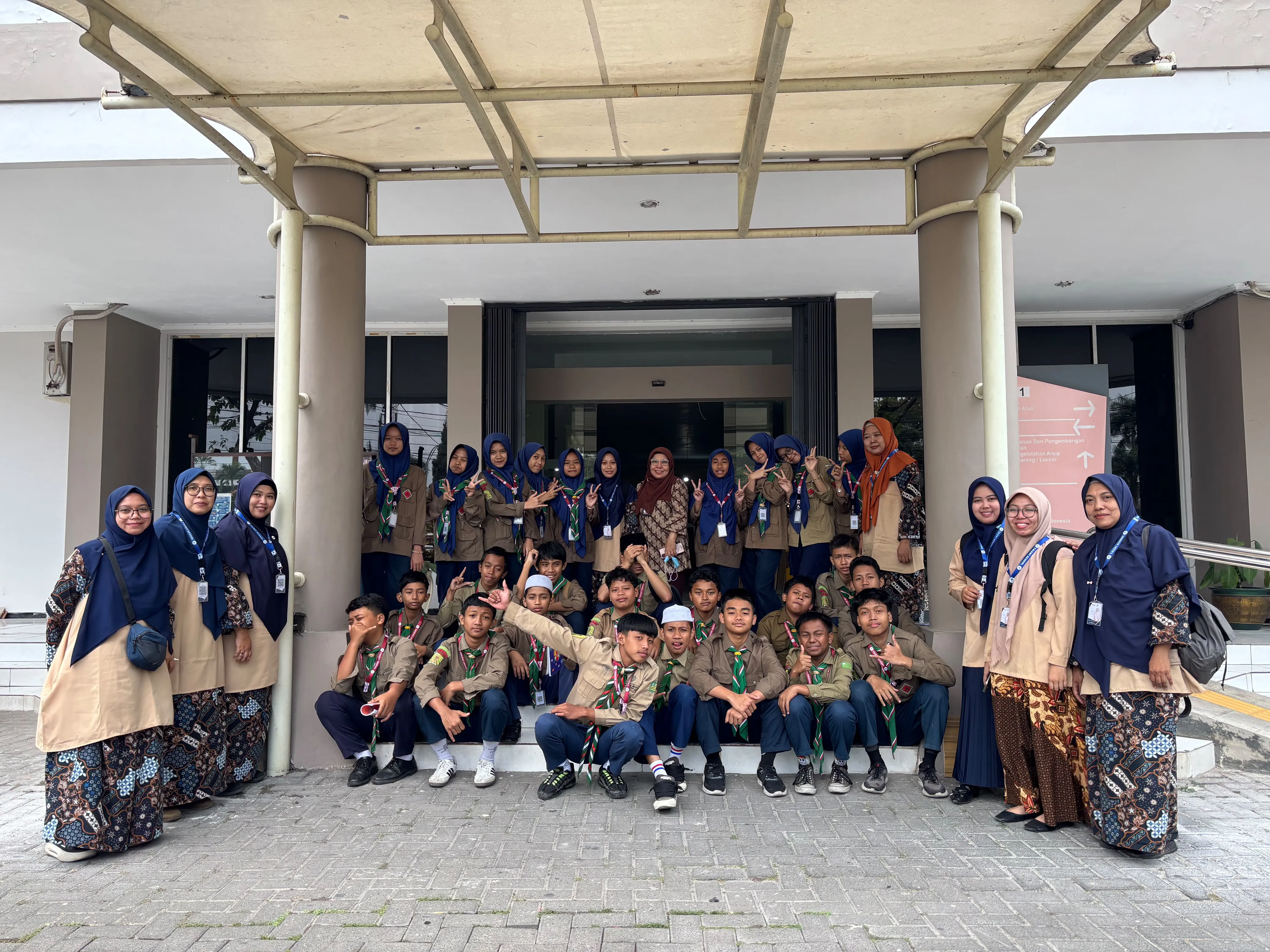 Studi Lapangan Ekosistem Alam (Outdoor Learning)